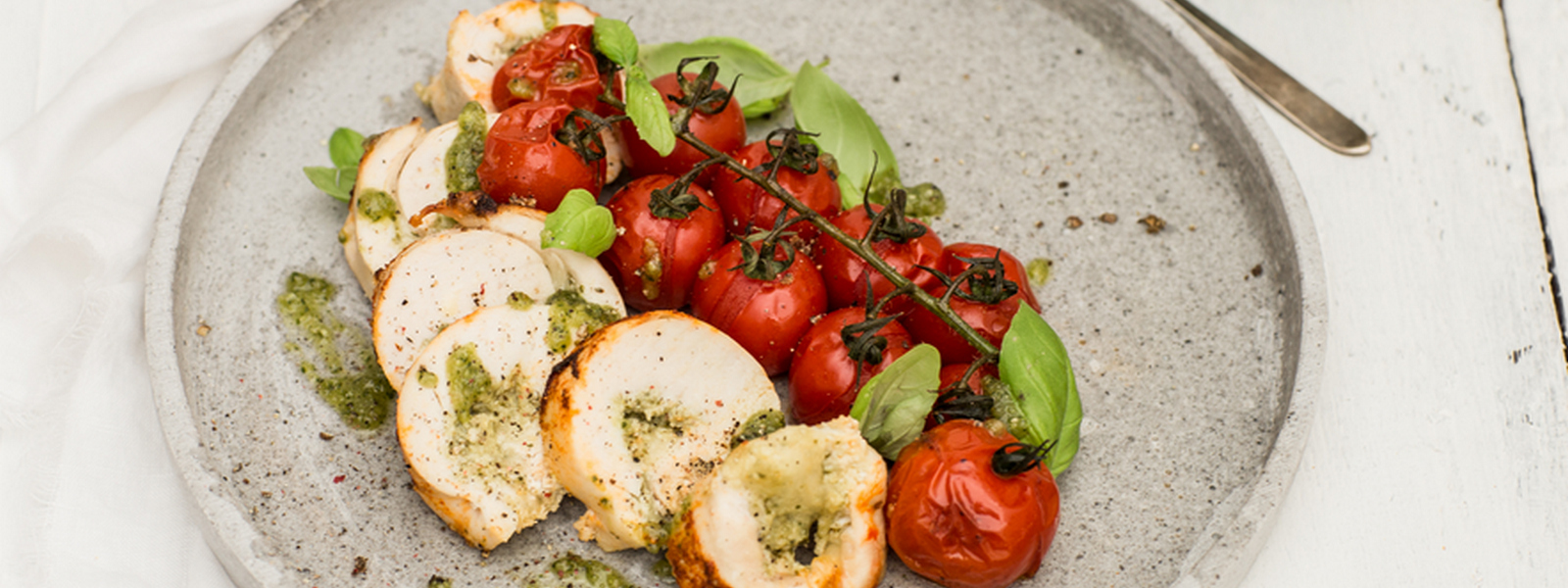 Kuracia roláda s pestom, mozzarellou a pečenými rajčinami